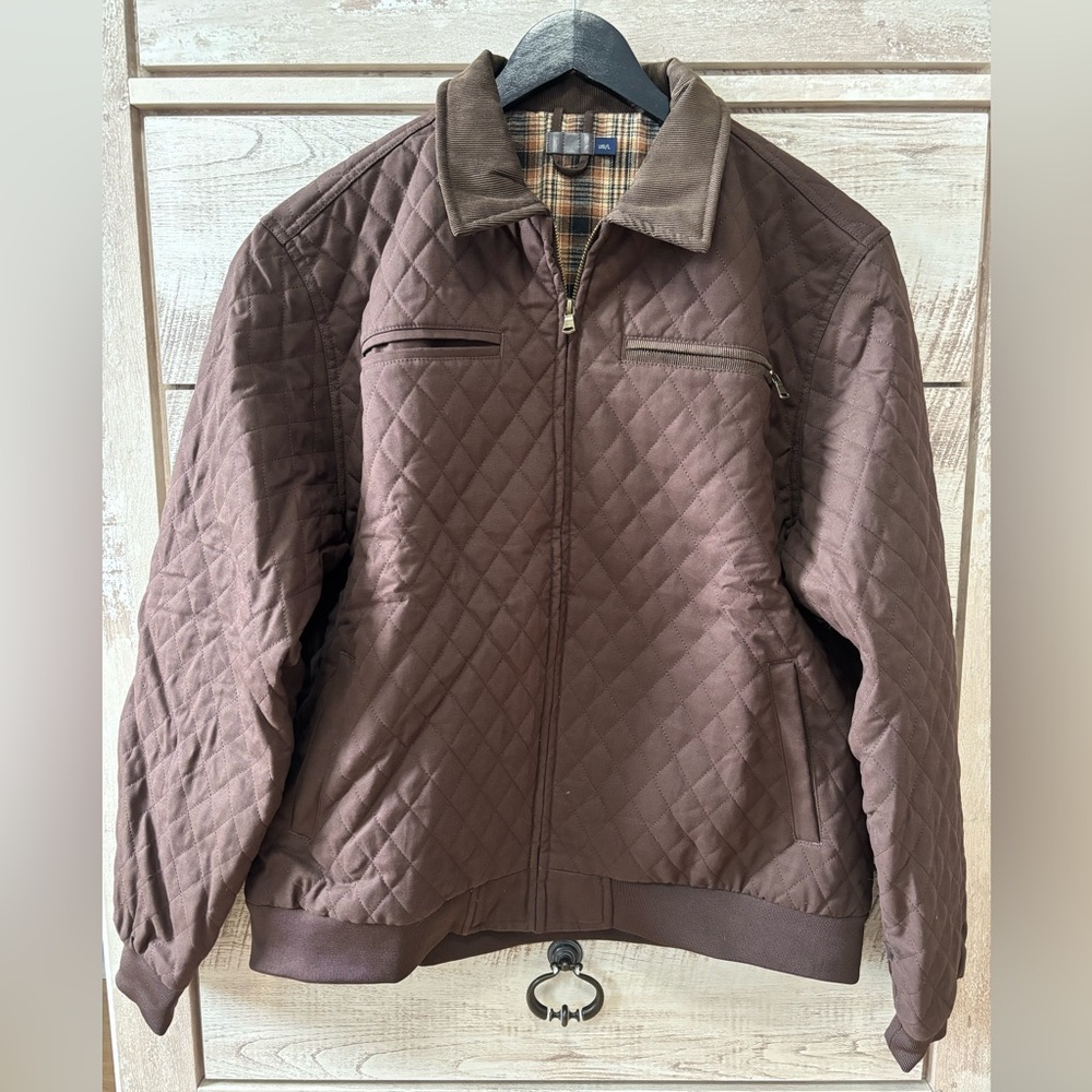 NWOT
Men’s quilted zip up jacket with plaid inner lining